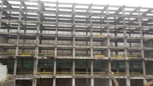 Całościowe ujęcie budynku, który był wyburzany