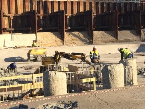 Nasi pracownicy skuwający pale